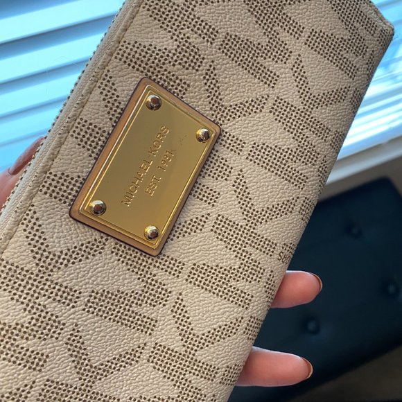 Michael Kors White and Gold Signature Wallet - Picture 5 of 6